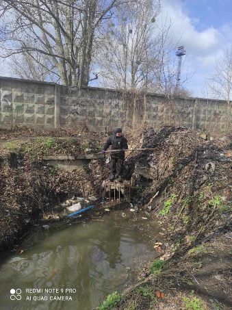 В Харькове проводятся работы по очистке систем ливневой канализации.